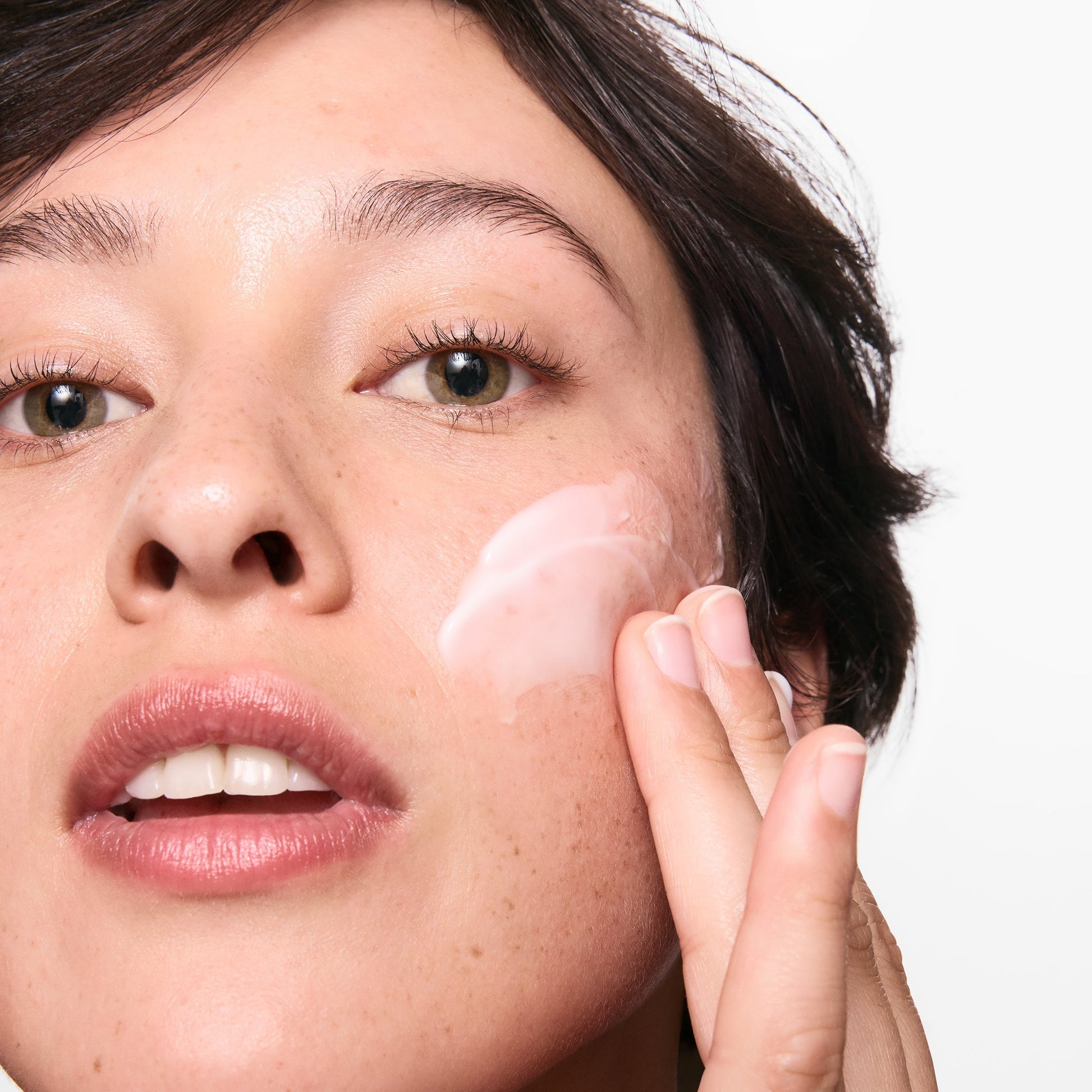 hydrating-cleanser-and-oil-free-moisturizer-duo-t7 01_LYDIA_12_APPLICATION_OMEGA_SUPERSIZE_036_1_8483aad9-c9a3-46f0-b735-539c739306ac.jpg